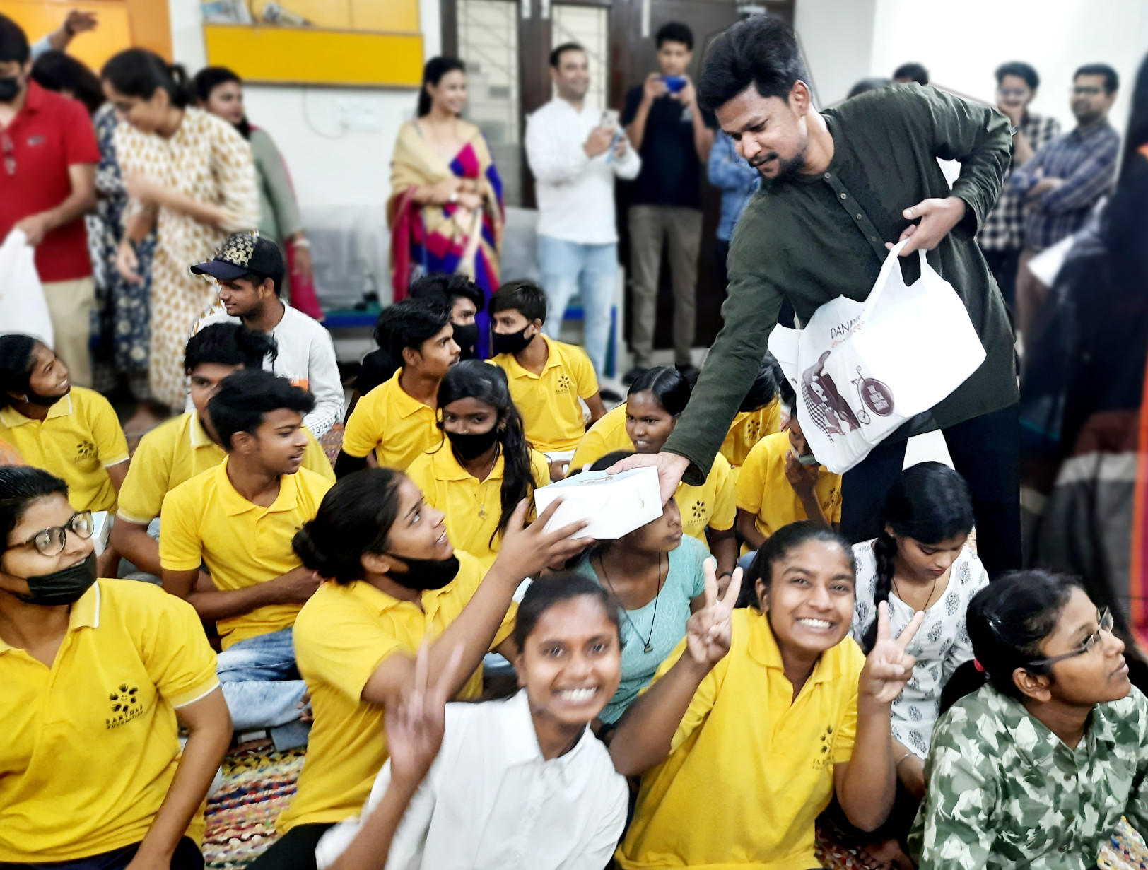 Pankaj distributed food packets and the children relished the treats